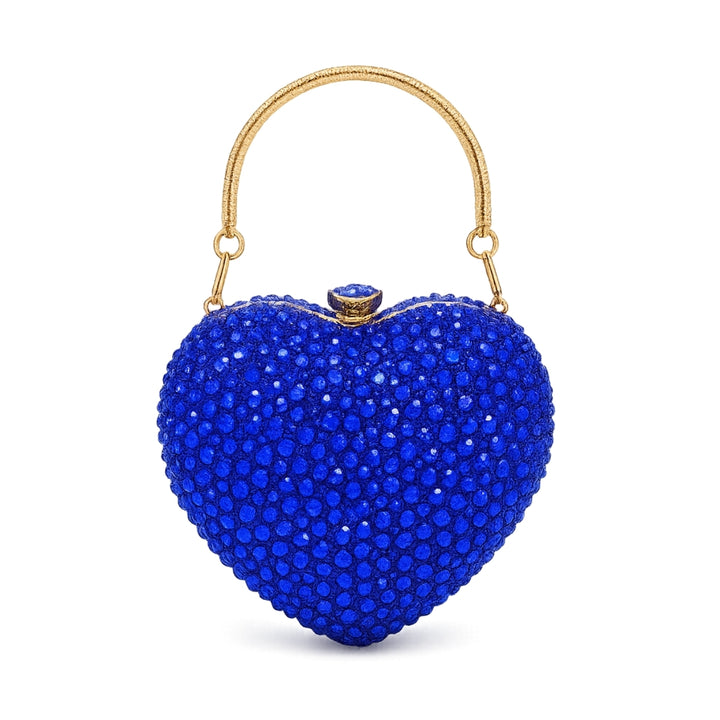 Bolsa clutch festa azul em formato de coração, cravejada com cristais azuis vibrantes, alça metálica dourada estruturada e fecho superior com detalhe em pedra com fundo da imagem branca – loja Bolsa Clutch