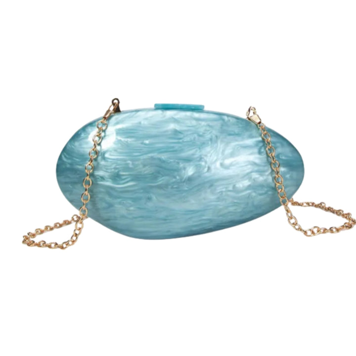 Bolsa clutch azul perolado oval com acabamento marmorizado brilhante e alça dourada removível, ideal para festas e eventos sofisticados – loja Bolsa Clutch.