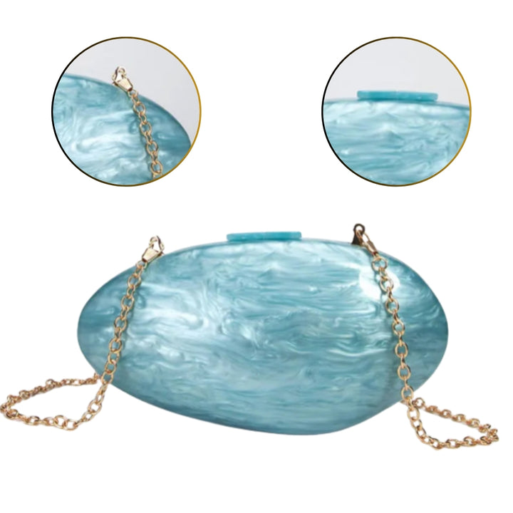 Clutch azul oval com estrutura rígida em acrílico perolado e corrente dourada, acessório elegante para ocasiões especiais – loja Bolsa Clutch.