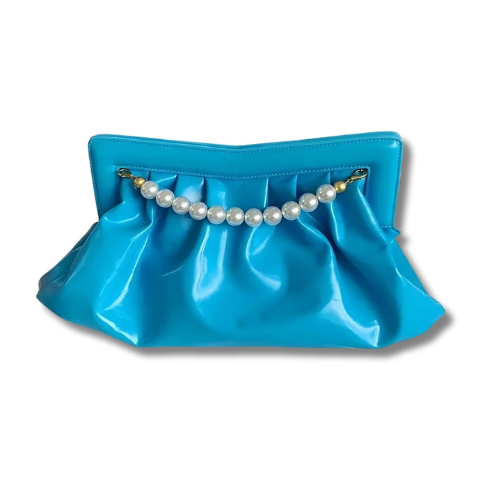 Bolsa clutch festa azul vibrante, em material sintético com efeito brilhante e drapeado. Detalhe frontal com alça de pérolas grandes douradas. Inclui alça dourada removível. Perfeita para eventos noturnos e ocasiões especiais.