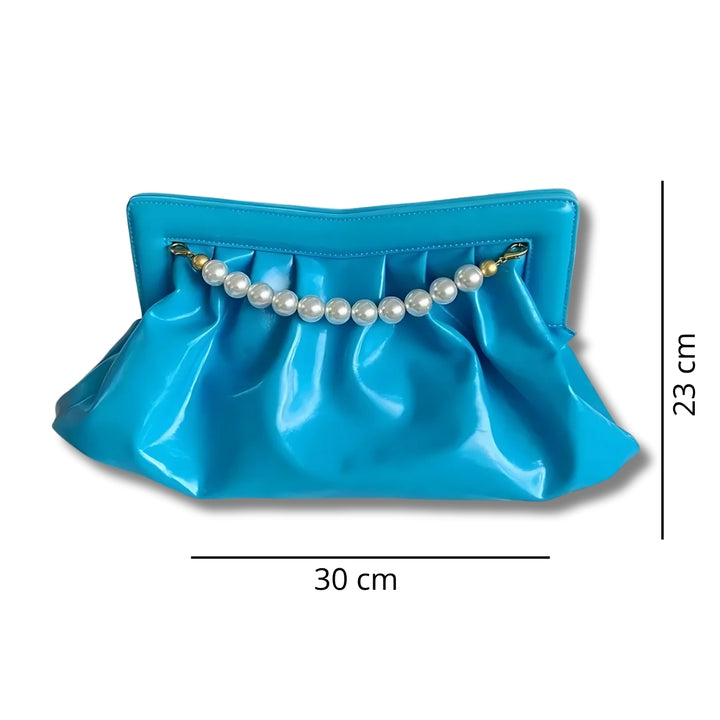 Medidas externas da Bolsa clutch festa azul vibrante, em material sintético com efeito brilhante e drapeado. Detalhe frontal com alça de pérolas grandes douradas. Inclui alça dourada removível. Perfeita para eventos noturnos e ocasiões especiais.