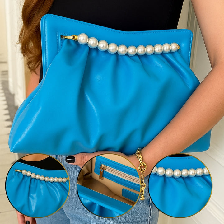 Detalhes internos da Bolsa clutch festa azul vibrante, em material sintético com efeito brilhante e drapeado. Detalhe frontal com alça de pérolas grandes douradas. Inclui alça dourada removível. Perfeita para eventos noturnos e ocasiões especiais.
