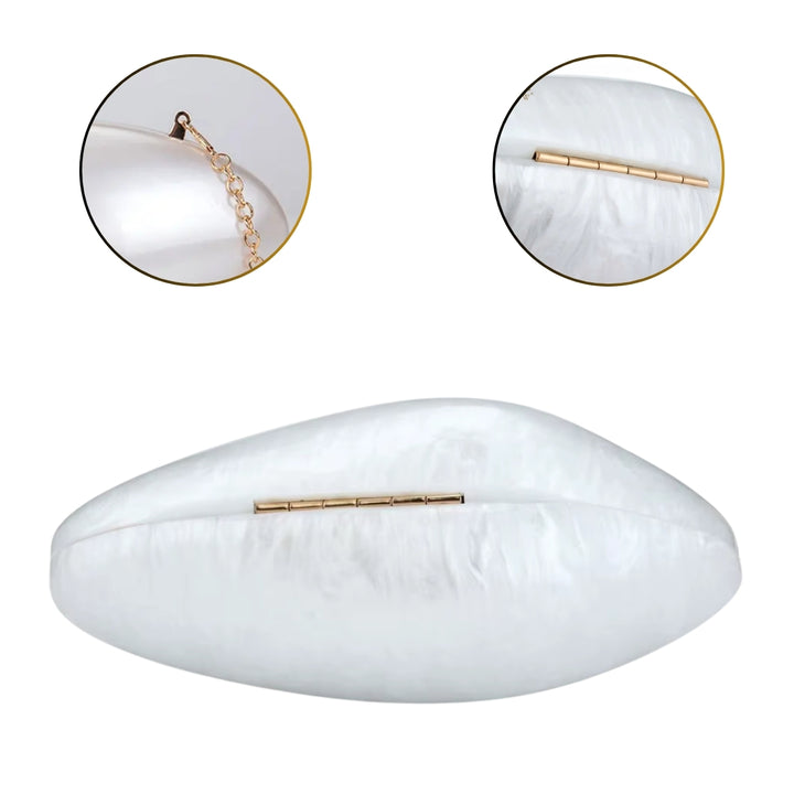 Detalhes premium da Bolsa de festa branca em acrílico marmorizado com brilho refinado e corrente dourada, ideal para looks sofisticados – loja Bolsa Clutch.