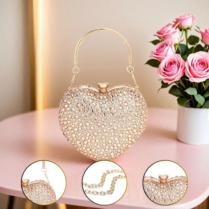 Detalhes da bolsa para eventos e para a noite. Bolsa de festa clutch Feminina Champagne em formato de coração, cravejada com cristais azuis vibrantes, alça metálica dourada estruturada e fecho superior com detalhe em pedra – loja Bolsa Clutch