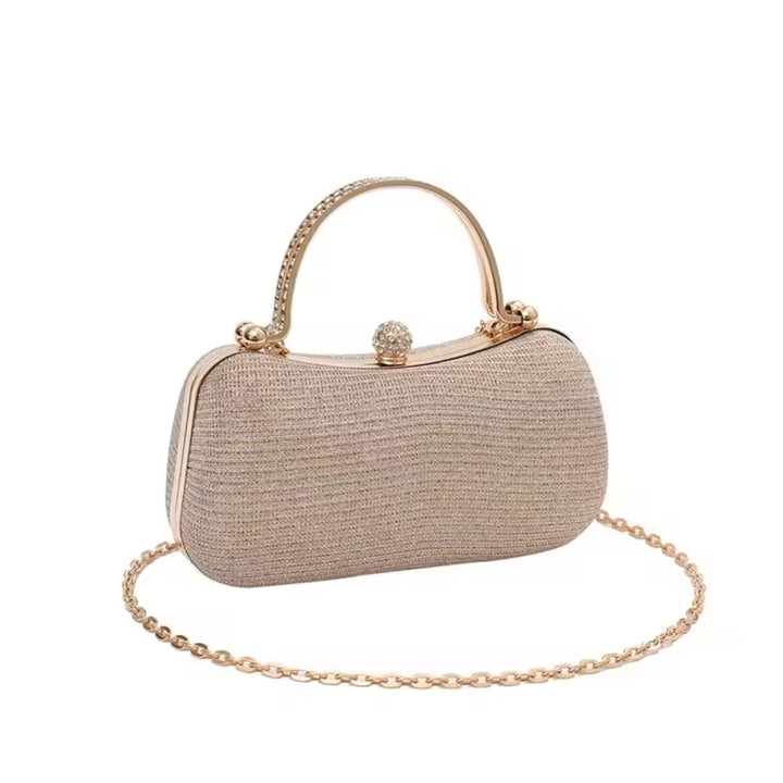 Bolsa clutch festa dourada elegance com brilho, design retangular arredondado. Alça de mão superior dourada com strass, fecho de esfera cravejada e alça de corrente fina. Perfeita para eventos especiais e festas.