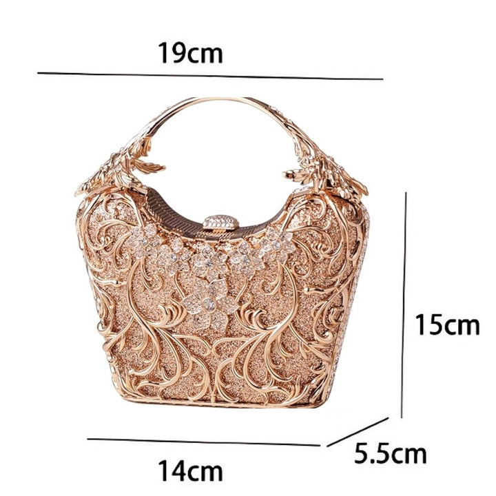 Medidas externas da Bolsa feminina clutch festa dourada com acabamento metálico rendado, alça rígida escultural e aplicação de flores em strass, design exuberante e sofisticado – loja Bolsa Clutch