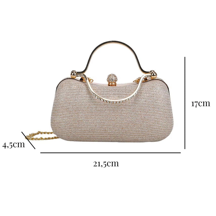 Medidas externas da Bolsa clutch festa dourada elegance com brilho, design retangular arredondado. Alça de mão superior dourada com strass, fecho de esfera cravejada e alça de corrente fina. Perfeita para eventos especiais e festas.