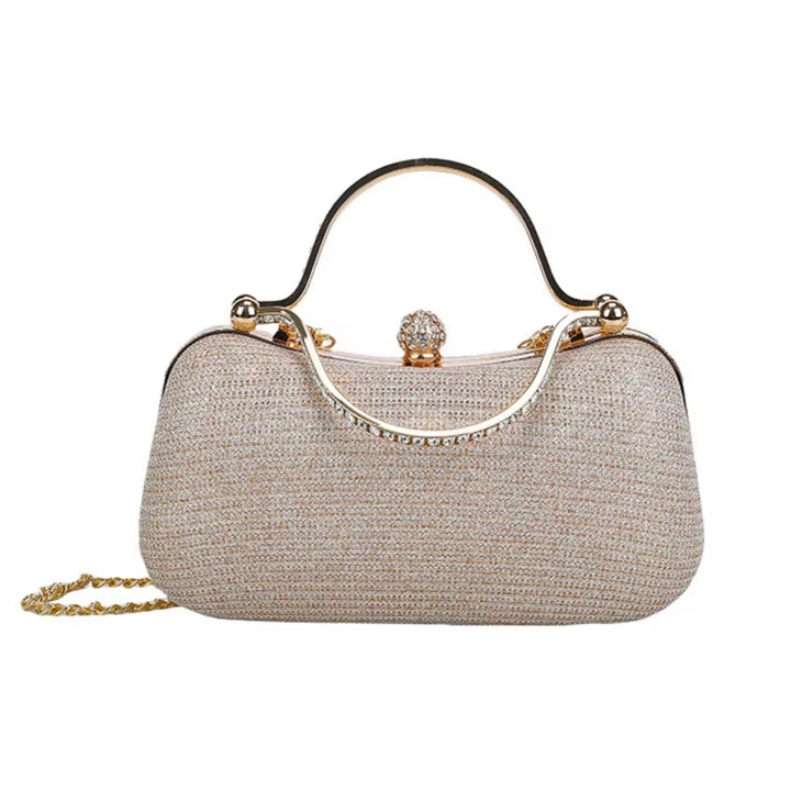 Bolsa feminina clutch de mão para festa dourada elegance com brilho, design retangular arredondado. Alça de mão superior dourada com strass, fecho de esfera cravejada e alça de corrente fina. Perfeita para eventos especiais e festas.