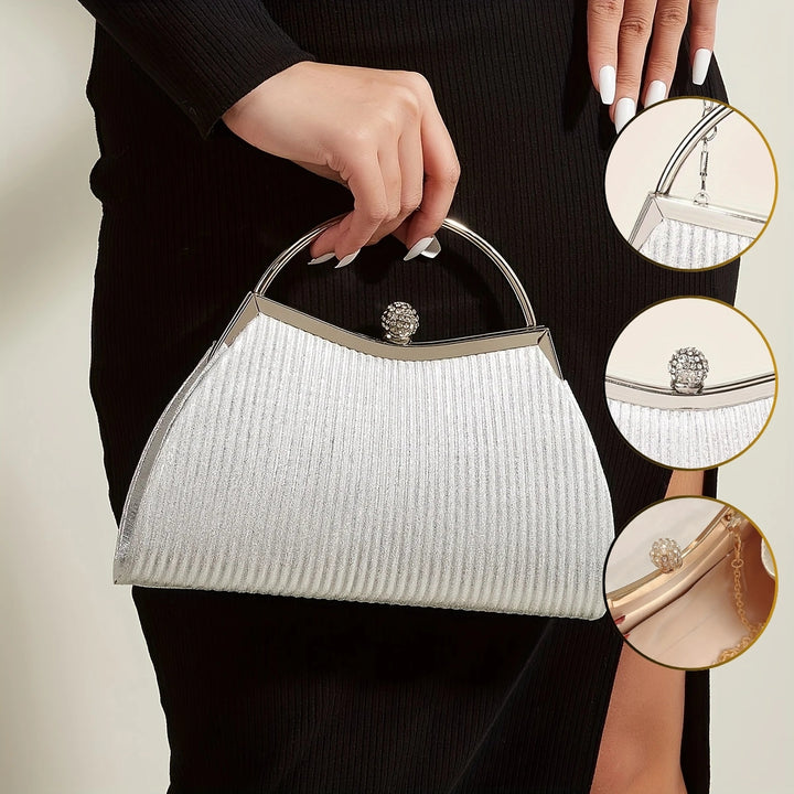 Mulher segurando a Bolsa de festa prata com textura brilhante e alça fina em corrente, ideal para casamentos e eventos noturnos – loja Bolsa Clutch.