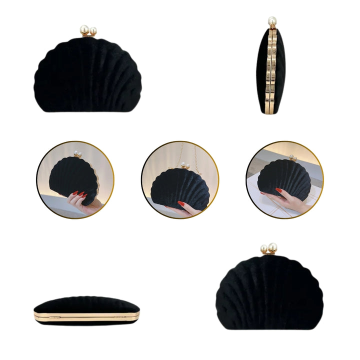 Bolsa clutch preta concha luxuosa, em veludo, com formato de concha e bordas douradas onduladas. Fecho superior com duas pérolas e alça de corrente fina dourada. Ideal para casamentos, formaturas e eventos elegantes.