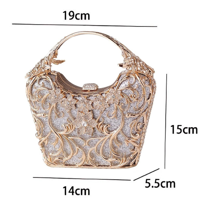 Medidas externas da Bolsa clutch festa prata com acabamento metálico dourado rendado, alça rígida escultural e aplicação de flores em strass, design exuberante e sofisticado – loja Bolsa Clutch