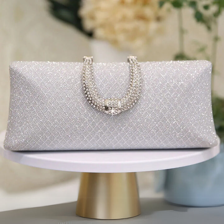Bolsa clutch prata pequena para festa, com acabamento sofisticado e corrente prateada - loja Bolsa Clutch
