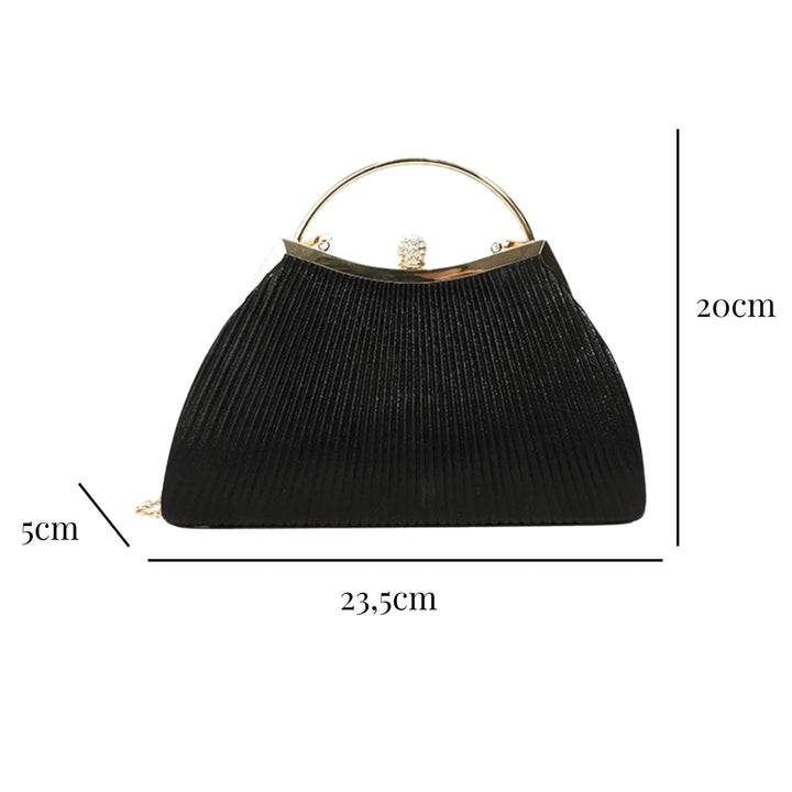 Medidas externas da Bolsa clutch festa preta com tecido plissado e brilho sutil, alça metálica dourada, fecho com detalhe de joia e corrente delicada para usar no ombro – loja Bolsa Clutch