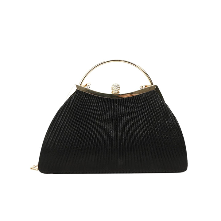 Bolsa clutch festa preta com tecido plissado e brilho sutil, alça metálica dourada, fecho com detalhe de joia e corrente delicada para usar no ombro – loja Bolsa Clutch