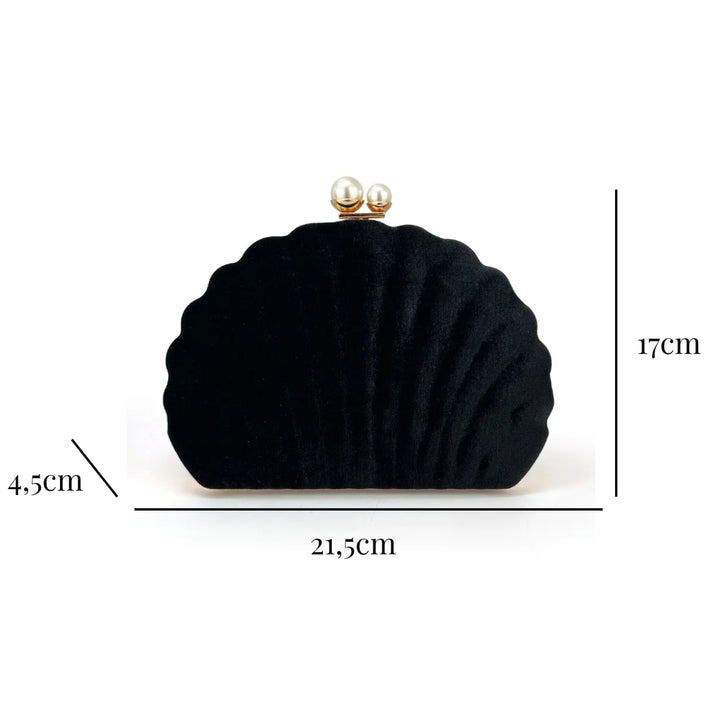 Medidas externas da Bolsa clutch festa preta concha luxuosa, em veludo, com formato de concha e bordas douradas onduladas. Fecho superior com duas pérolas e alça de corrente fina dourada. Ideal para casamentos, formaturas e eventos elegantes.