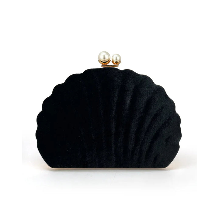 Bolsa clutch festa preta concha luxuosa, em veludo, com formato de concha e bordas douradas onduladas. Fecho superior com duas pérolas e alça de corrente fina dourada. Ideal para casamentos, formaturas e eventos elegantes.