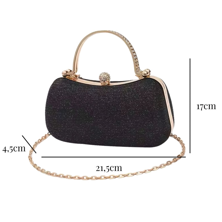 Medidas externas e tamanho da Bolsa clutch festa preta elegance com brilho sutil, design retangular arredondado. Alça de mão superior dourada com detalhes em strass, fecho de esfera cravejada e alça de corrente fina dourada. Ideal para festas e eventos formais.
