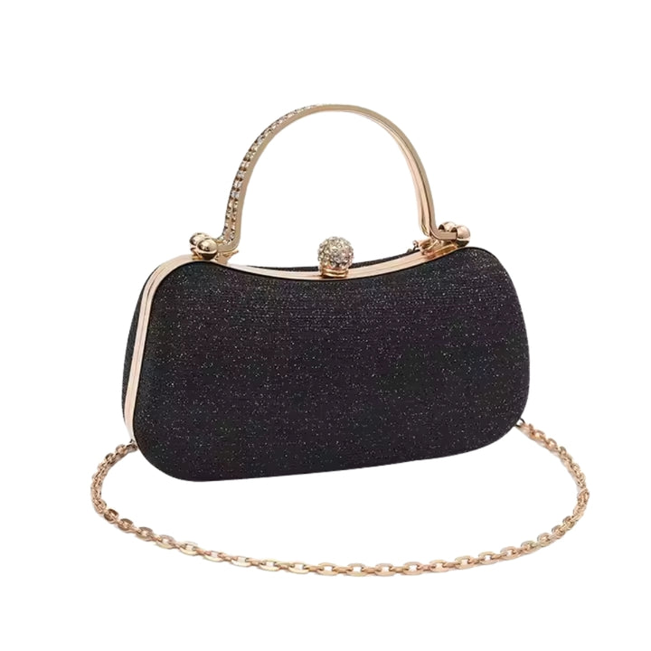 Bolsa clutch festa preta elegance com brilho sutil, design retangular arredondado. Alça de mão superior dourada com detalhes em strass, fecho de esfera cravejada e alça de corrente fina dourada. Ideal para festas e eventos formais.