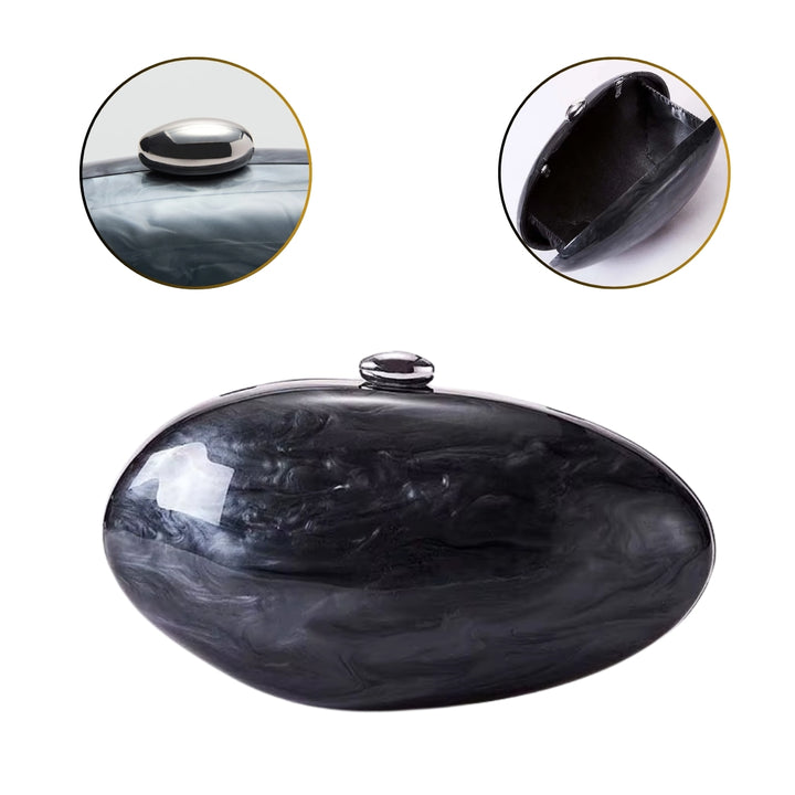 Bolsa de festa preta pequena com corpo oval rígido e textura marmorizada reluzente, com alça dourada delicada – loja Bolsa Clutch.
