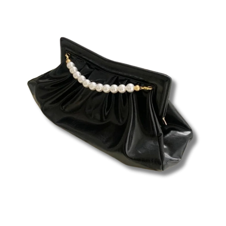 Bolsa clutch festa preta pérolas, linda e elegante, em material sintético com efeito drapeado. Possui alça superior fixa de pérolas brancas com terminais dourados. Tamanho médio, inclui bolso interno com zíper. Ideal para festas e eventos.