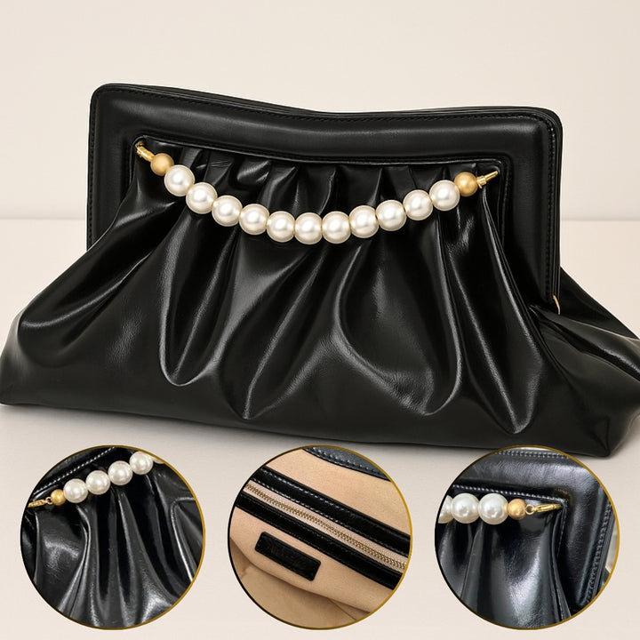 Detalhes internos e externos da Bolsa clutch festa preta pérolas, linda e elegante, em material sintético com efeito drapeado. Possui alça superior fixa de pérolas brancas com terminais dourados. Tamanho médio, inclui bolso interno com zíper. Ideal para festas e eventos.