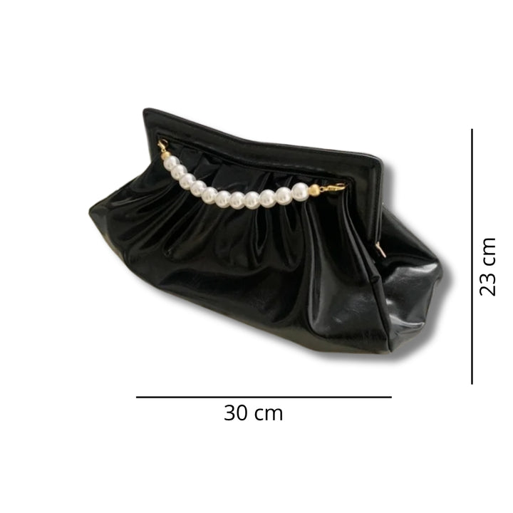 Medidas externas da Bolsa clutch festa preta pérolas, linda e elegante, em material sintético com efeito drapeado. Possui alça superior fixa de pérolas brancas com terminais dourados. Tamanho médio, inclui bolso interno com zíper. Ideal para festas e eventos.
