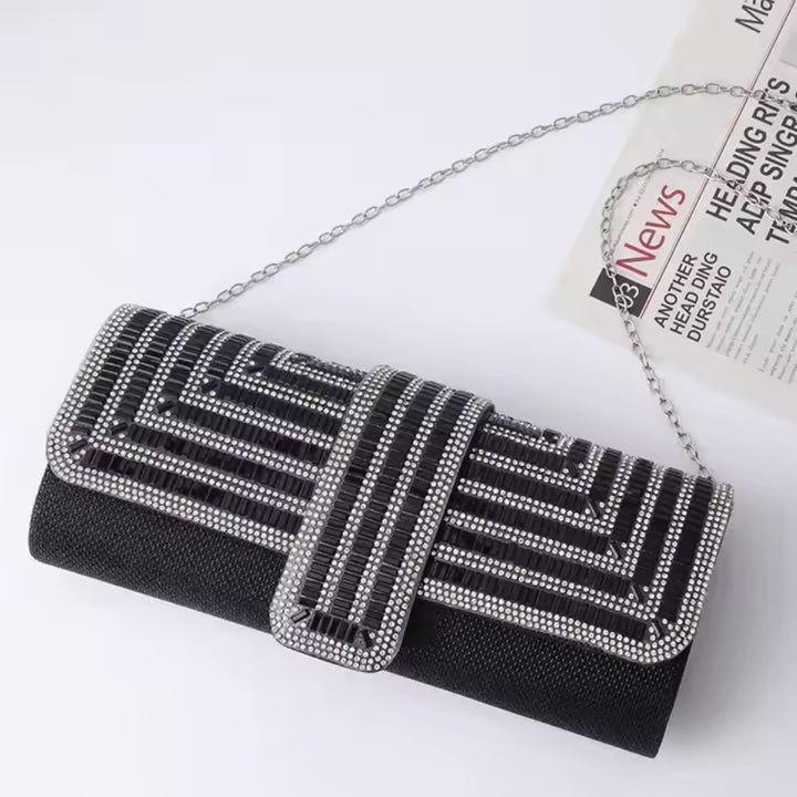Bolsa feminina de mão clutch preta retangular com acabamento em strass tipo diamante, design estruturado com aba frontal e fecho magnético elegante. Ideal para festas, casamentos e eventos sociais chiques – loja Bolsa Clutch