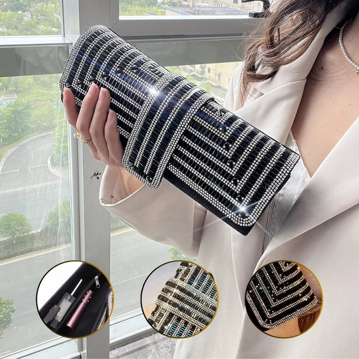 Mulher mostrando os detalhes internos e externos da Bolsa feminina de mão clutch festa preta retangular com acabamento em strass tipo diamante, design estruturado com aba frontal e fecho magnético elegante. Ideal para festas, casamentos e eventos sociais chiques – loja Bolsa Clutch