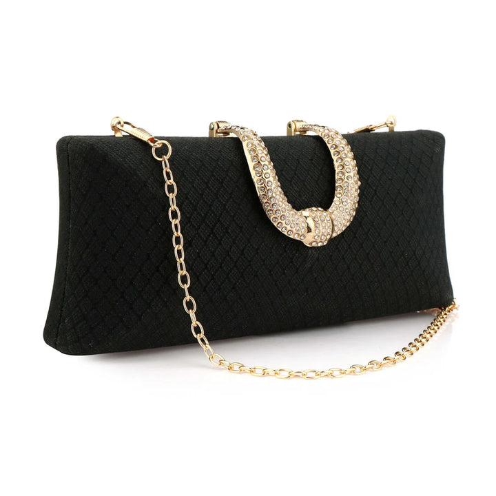 Linda Bolsa clutch preta com textura sofisticada, fecho dourado em ferradura com strass e alça de corrente, ideal para eventos e festas formais - loja Bolsa Clutch