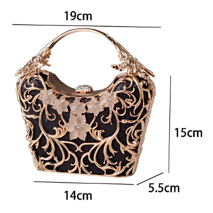 Medidas externas da Bolsa de mão feminina modelo clutch festa preta com acabamento metálico dourado rendado, alça rígida escultural e aplicação de flores em strass, design exuberante e sofisticado – loja Bolsa Clutch