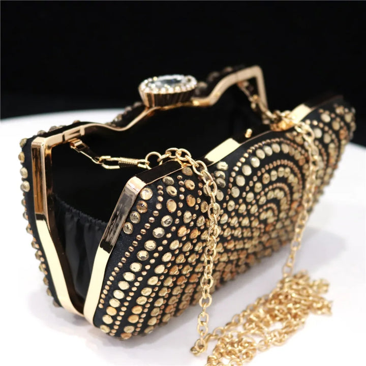 interior sofisticado da Bolsa clutch preta de festa com detalhes dourados e corrente metálica elegante, perfeita para eventos noturnos - loja Bolsa Clutch