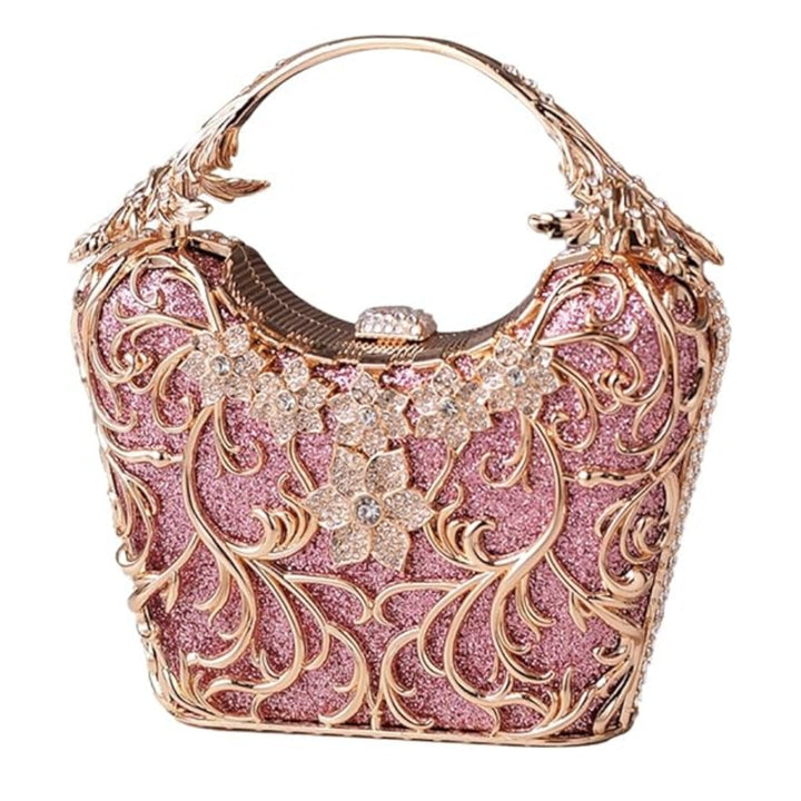 Bolsa de Festa clutch Feminina na cor rosa com detalhes dourados com acabamento metálico rendado, alça rígida escultural e aplicação de flores em strass, design exuberante e sofisticado – loja Bolsa Clutch