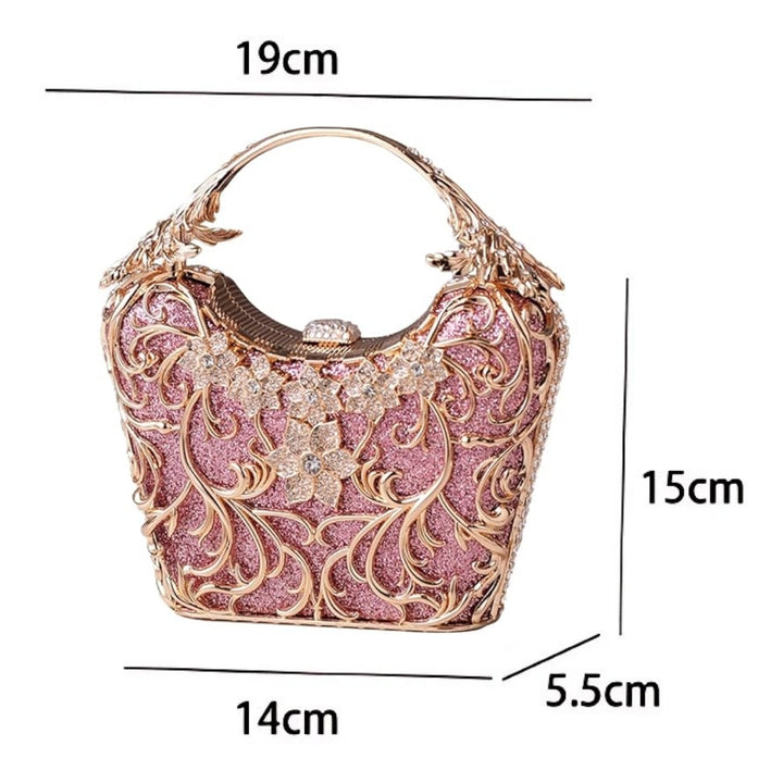 Medidas externas da Bolsa de Festa clutch Feminina na cor rosa com detalhes dourados com acabamento metálico rendado, alça rígida escultural e aplicação de flores em strass, design exuberante e sofisticado – loja Bolsa Clutch