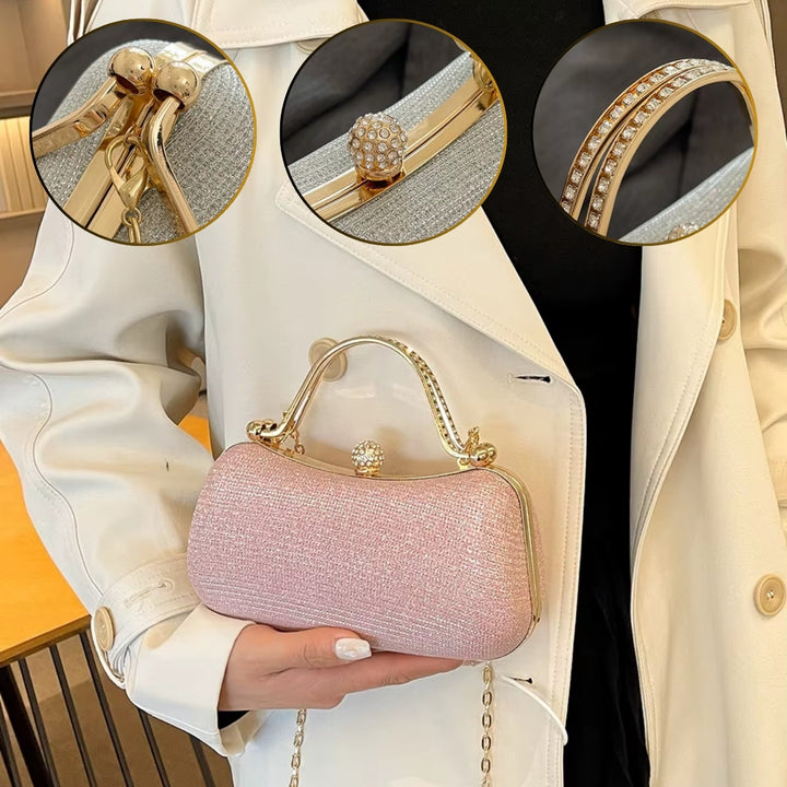 Detalhes premium da Bolsa clutch festa rosé gold elegance com brilho, design retangular arredondado. Alça de mão superior dourada com strass, fecho de esfera cravejada e alça de corrente fina. Perfeita para eventos especiais e festas.