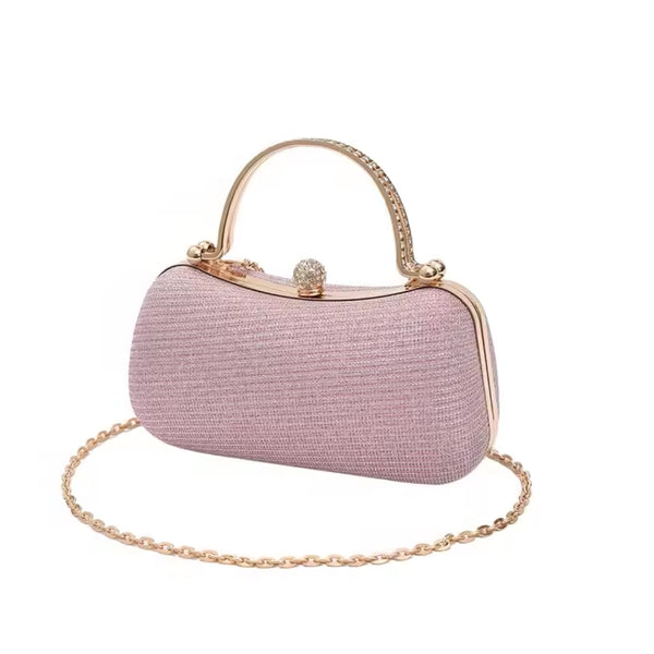 Bolsa clutch festa rosa e dourado elegance com brilho, design retangular arredondado. Alça de mão superior dourada com strass, fecho de esfera cravejada e alça de corrente fina. Perfeita para eventos especiais e festas.