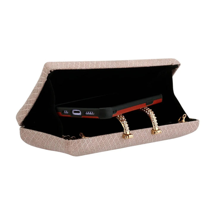 Interno da Bolsa clutch rosa com acabamento brilhante e detalhe dourado no fecho - loja Bolsa Clutch