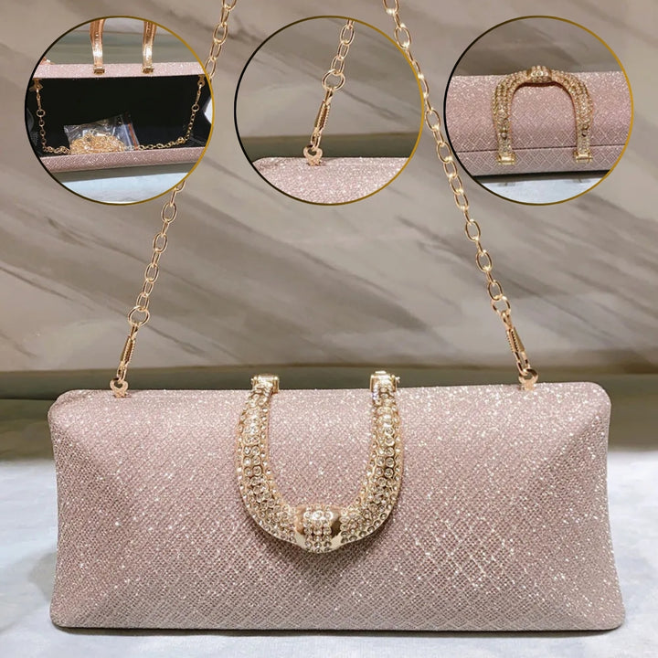 Bolsa clutch rosa com acabamento brilhante e detalhe dourado no fecho - loja Bolsa Clutch
