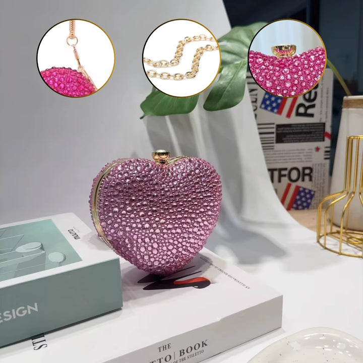 Detalhes premium da Bolsa  de festa clutch Feminina rosa em formato de coração, cravejada com cristais azuis vibrantes, alça metálica dourada estruturada e fecho superior com detalhe em pedra – loja Bolsa Clutch