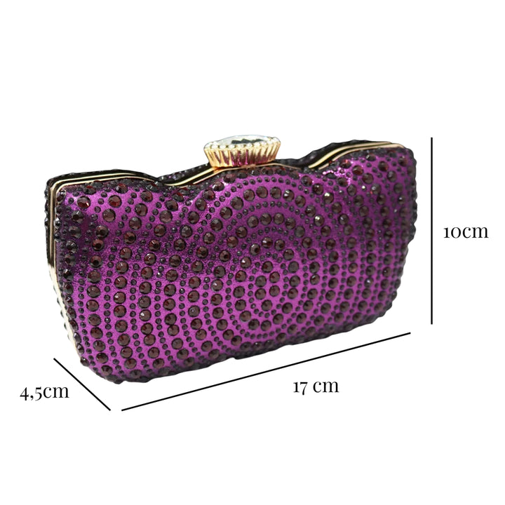 Medidas do produto Bolsa clutch com pedrarias roxas em design circular e fundo cintilante, fecho elegante estilo coroa e alça de corrente dourada - loja Bolsa Clutch