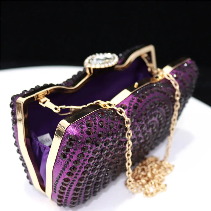 Bolsa de festa roxa com acabamento metalizado e pedrarias em padrão circular, com fecho sofisticado e alça dourada removível - loja Bolsa Clutch