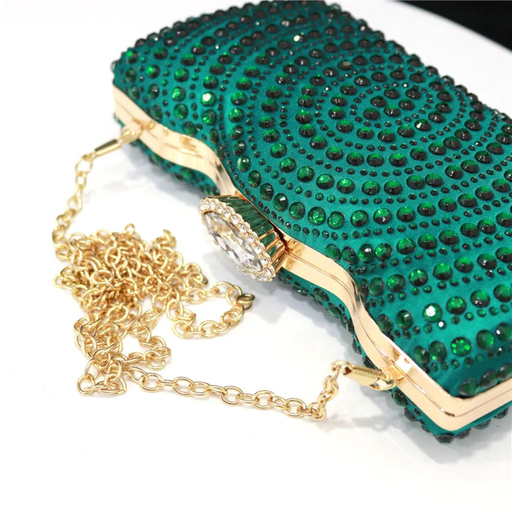 LInda Bolsa de festa verde com aplicação de cristais, corrente dourada e interior revestido em tecido verde vibrante - loja Bolsa Clutch