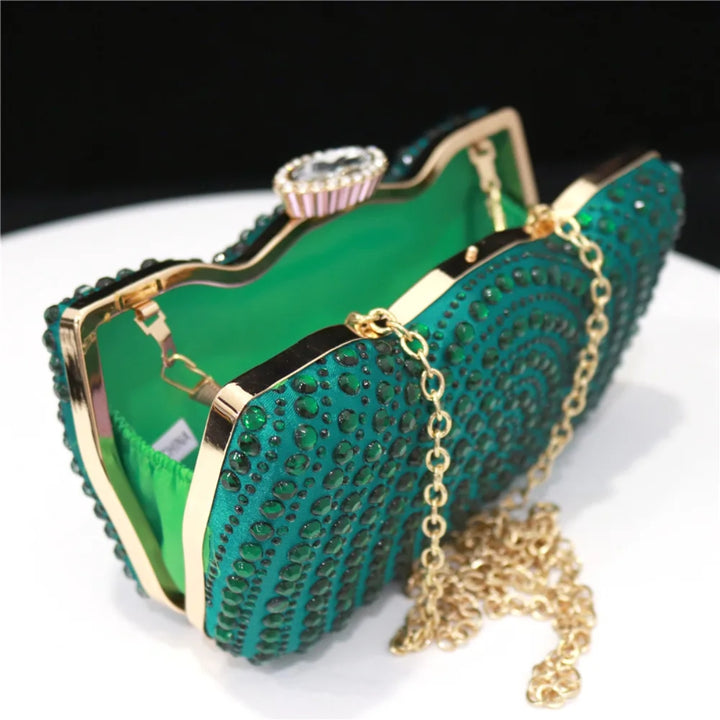 Bolsa de festa verde com aplicação de cristais, corrente dourada e interior revestido em tecido verde vibrante - loja Bolsa Clutch