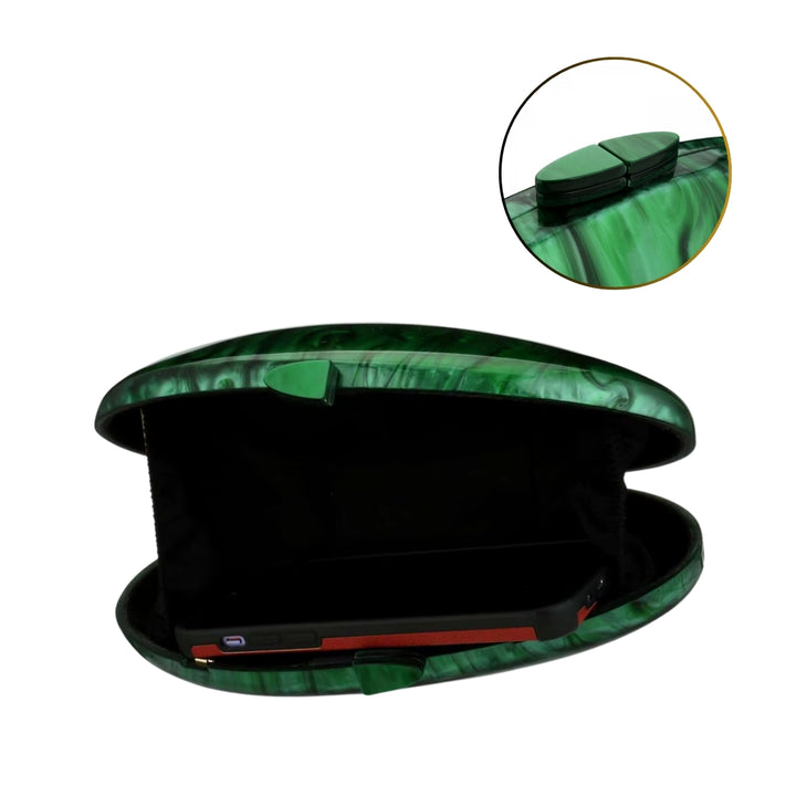 Interior e trava de fechamento da Bolsa clutch verde jade oval com acabamento marmorizado, alça dourada delicada e design sofisticado para festas e eventos – loja Bolsa Clutch.