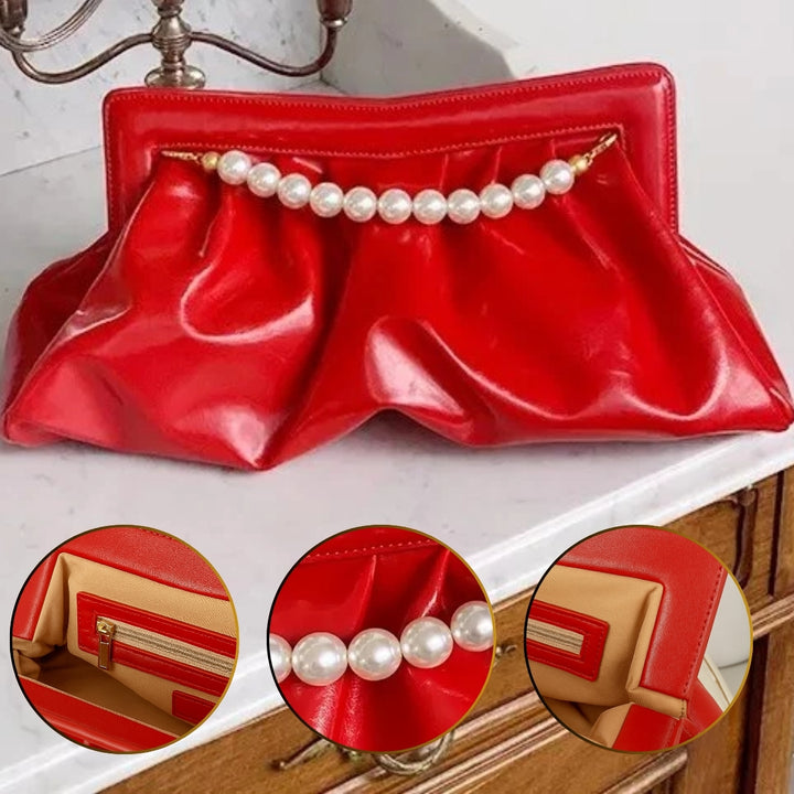 Detalhes internos e externos da Bolsa clutch festa vermelha vibrante, em material sintético com efeito drapeado e alça superior fixa de pérolas brancas com terminais dourados. Possui fechamento seguro. Ideal para adicionar um toque de cor e glamour a eventos especiais.
