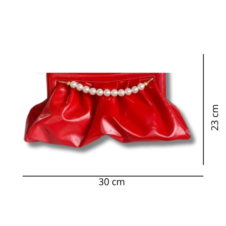 Medidas externas da Bolsa clutch festa vermelha vibrante, em material sintético com efeito drapeado e alça superior fixa de pérolas brancas com terminais dourados. Possui fechamento seguro. Ideal para adicionar um toque de cor e glamour a eventos especiais.