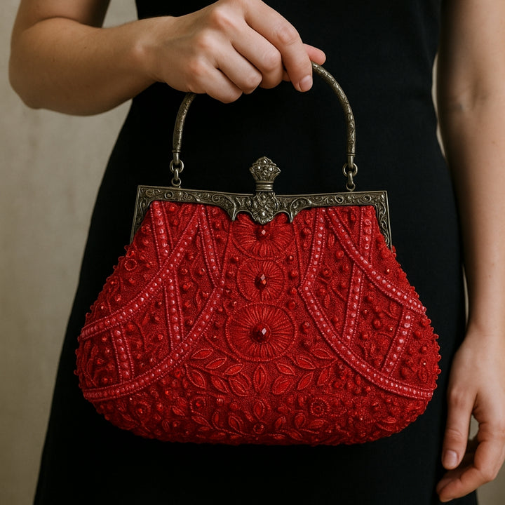 Mulher com a linda Bolsa de festa vintage vermelha com aplicações de pedrarias, fecho retrô e alça estruturada metálica - loja Bolsa Clutch