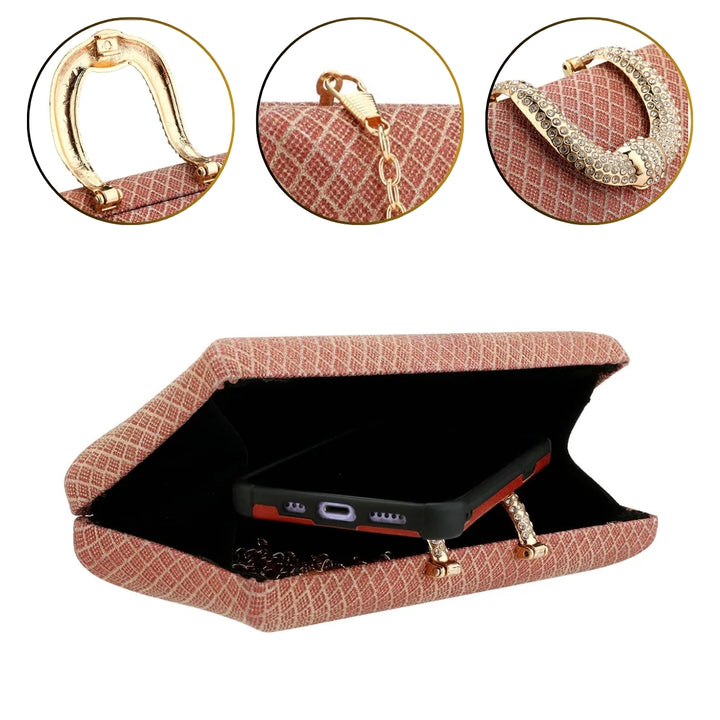 Interno espaçoso da Bolsa de festa vermelha carmim com alça dourada removível e detalhe de strass no fecho, ideal para destacar seu look com sofisticação - loja Bolsa Clutch