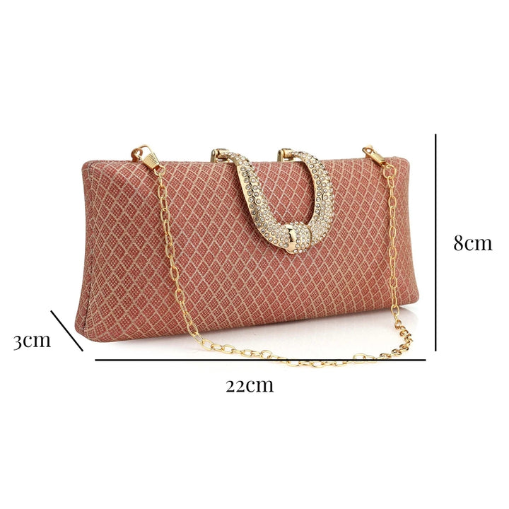 medidas da Bolsa feminina pequena vermelha carmim com fecho dourado em ferradura cravejada, acessório de luxo que eleva qualquer produção - loja Bolsa Clutch