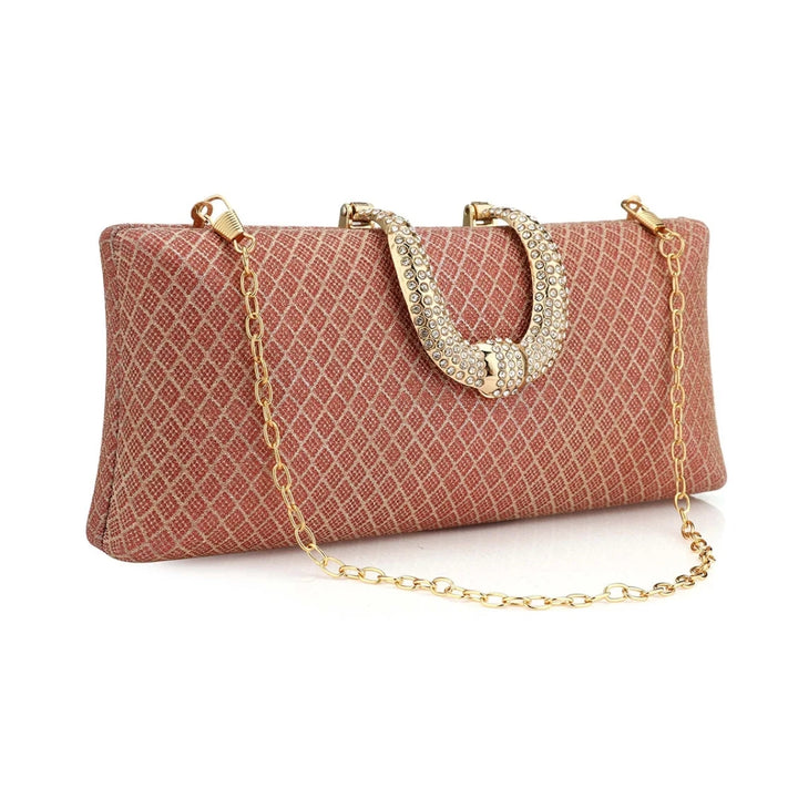 Bolsa clutch vermelha carmim com textura geométrica e fecho em ferradura cravejada, perfeita para festas, jantares e eventos elegantes - loja Bolsa Clutch