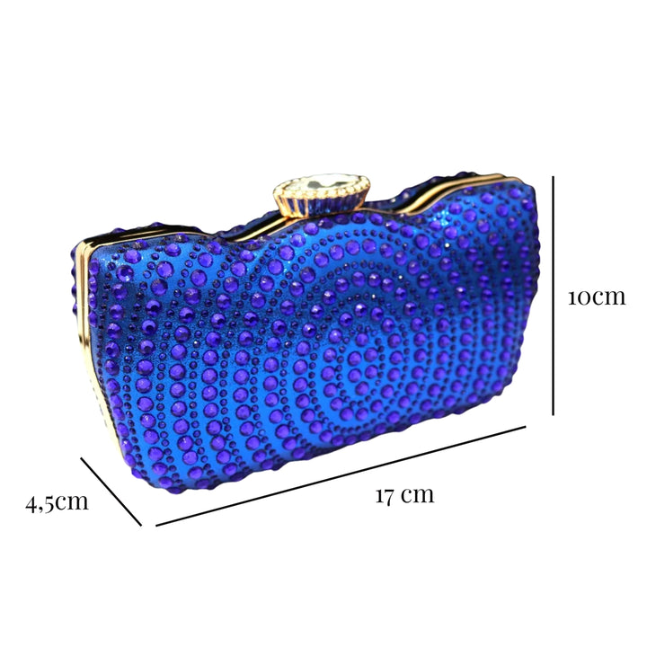 Medidas externas da Bolsa de festa azul royal com textura brilhante, pedrarias em alto-relevo e corrente dourada destacando um visual luxuoso - loja Bolsa Clutch